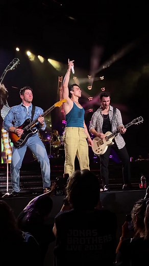 #version3 bc I cant #decide 😅 #fyp #foryou #jonasbrothers #laptop #transition #lovebug #live #rememberthistour #nickjonas #joejonas #kevinjonas #vocals #throwback #imissthem #chulavista #sandiego #california #2021