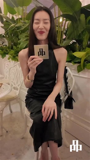 #PINfashion 香奈儿早春新加坡大秀，《品》与刘雯也在现场。 这次的采访，我们请刘雯聊了三件事： 今晚这套Chanel造型、想去哪里“出走”，以及在“山茶花、珍珠、粗花呢”当中，她心中唯一必选的香奈儿元素。 点开视频一起来看！ @chanelofficial @liuwenlw @raffleshotelsingapore #LiuWen #刘雯 #Chanel #ChanelCruise #ChanelCruise2025 #ChanelCruise202526 #RafflesHotel #Singapore #FashionShow #Runway #Interview #PinPrestige #RedefineLuxury #PinPrestigeSingapore | 品 PIN Prestige Singapore