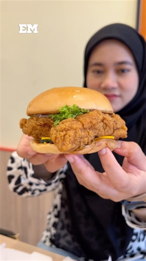 38K views · 1.5K reactions | Tak sangka Bask Bear sekarang dah ada macam2 menu baru, sedap2 pulak tu  Ada burger, fried boneless chicken dan loaded fries. Korang kena try sekarang jugak tau! @baskbearcoffee | EM Vlog | Facebook