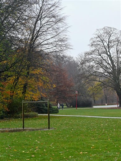 Oppassen in het Te Boelaerpark, dat is de boodschap die een school in Deurne de voorbije week aan de ouders gaf. Een bende maakt het daar al een tijdje bont. Al zegt de politie dat de situatie er al veel verbeterd is. #atvnieuws #overlast #bende #park