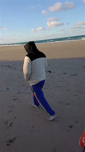 Sneaking on a stranger at the beach with the Flare Bandit 16 😮