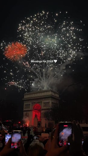 Tout le meilleur pour cette nouvelle année #2026 #manifestation #blessing #universe #paris Blessed year New year Paris Paris new year Paris nouvel an Feu d’artifice Paris Manifest 2026