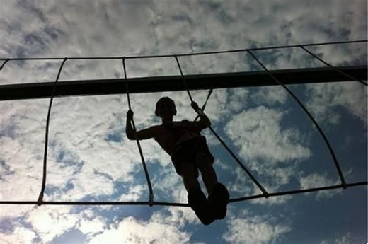 «Τους συγκάλυψαν»: Μητέρα καταγγέλλει σχολείο κι Υπουργείο ότι αρνήθηκαν συνοδό για το παιδί της | AlphaNews