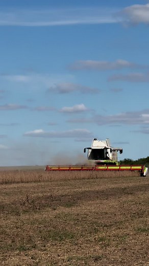 Claas Lexion 570: Powerful Agricultural Tractor Review