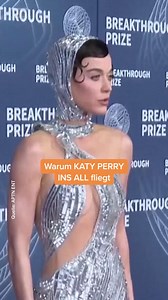 In ihrem Song „E.T." singt sie über Außerirdische, nun fliegt Katy Perry bald selbst ins Weltall. 🚀 Die Vorfreude darauf drückt sie auch modisch aus. Zu einer Gala kommt sie in einem galaktisch anmutenden Outfit. 👀 #RTLExclusiv #Redaktion #KatyPerry | RTL Exclusiv