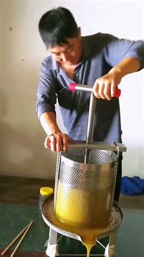 🍯 How a Honey Press Works (Manual Extraction)
