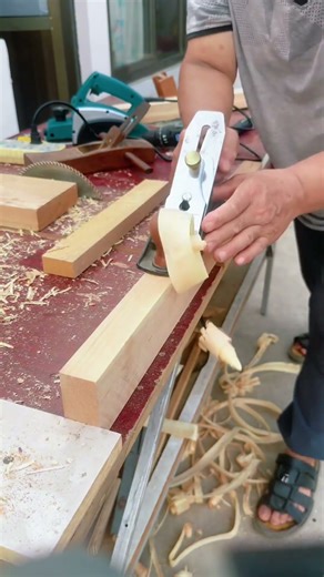 Chisel the wood slowly #shorts