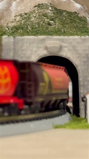 Can't stop taking videos of my new engine #kato #nscale #es44ac