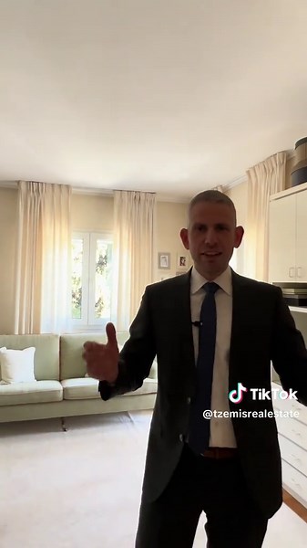 NEW LISTING - FOR SALE Πανόραμα (οικισμός Τοπογράφων): Πωλείται πολυτελής γωνιακή μονοκατοικία, επιφάνειας 460τ.μ., 3 επιπέδων (140τ.μ έκαστος), σε οικόπεδο 820τ.μ. με καλλωπιστικά δέντρα. Η έπαυλη έχει την εξής διαρρύθμιση: Στο 1ο επίπεδο περιλαμβάνει σαλονοτραπεζαρία, καθιστικό, κουζίνα και WC. Στο 2ο επίπεδο περιλαμβάνονται τέσσερα υπνοδωμάτια (εκ των οποίων το ένα είναι master με en-suite μπάνιο), καθιστικό με βιβλιοθήκη & μπάνιο και στον ημιυπόγειο χώρο περιλαμβάνονται καθιστικό με γραφείο,