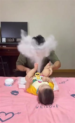 When you thought it was a normal diaper change but baby brought the fireworks 💨😂 #DiaperExplosion #PowderParty #BabyFails #MessyMoments #TinyTroubleMaker #ParentingLife #ComedyBaby #CutestChaos #MiniPrankster #AdorableDisaster