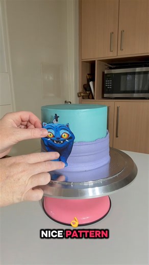 So….my friend’s daughter wanted a K Pop Demon Hunters Cake 😂 She’s lucky she’s cute 😂 I changed the colours and brought in Derpy! I used the vivid glitter spray, OMG it’s amazing, definitely a good purchase 👌 How do we feel about this design? #cake #birthdaycake #food #kpopdemonhunters #CakeDecorating | Stacey Bakes Cakes