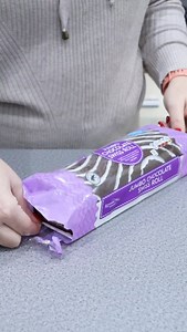 The best (and easiest) way to make a Yule Log cake is with Frost Form! 🤭🪵 Just grab your favorite Swiss roll from the supermarket and cover it in the form!! So EASY and delicious!! 🙌🏻 Would you give this a try?! 🤗 Order Frost Form WORLDWIDE on www.frostform.com | Frost Form