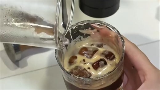 新手也能轻松做出口感醇厚的门店级咖啡！便携式意式浓缩咖啡机（型号：CafeBar Pro），30秒出咖，适合上班族和家庭使用，咖啡日常更惬意。