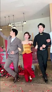 How to Choose a Vibrant and Joyful Engagement Dress for the Perfect Toasting Moment