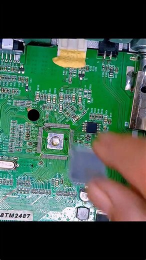 Giyan Circuit on Instagram: "how to solder a chipset IC using a soldering iron #Soldering #ElectronicsRepair #DIVRepair #TechTips #CircuitRepair #ElectronicsProjects #RepairTutorial #TechDIY #ElectronicsSkills #Solderinglron"