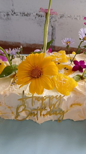 Jumping on the centerpiece sheet cake trend. Love the vibrant colors of the flowers, matching the bits & pieces of pineapple, passionfruit & lemons 🍋🍍🍋‍🟩 This was a lemon cake for a double celebration today. Happy birthday Holaki & 'Ana Latai Makasini 🥰🎊🎂 Thanks for ordering from Lola's Flavors & Flair 🙏💖 Flowers: Malo lahi Akanesi Lucetta 🙏🥰 | Lola Fiona Ann Marie