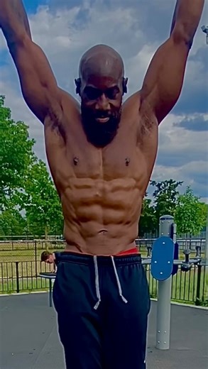 CALISTHENICS KINGZ on Instagram: "BUILD PULL-UP STRENGTH. Bar hanging isn't just for gymnasts—it's a simple yet powerful exercise that offers a range of benefits for your body. Here’s why you should add it to your calisthenics routine: 1️⃣ Improves Grip Strength: Hang on for a stronger, more secure grip in your lifts and daily tasks. 2️⃣ Relieves Tension: Great for decompressing the spine and relieving lower back tension. 3️⃣ Increases Mobility: Aids in shoulder mobility, helping with better pos