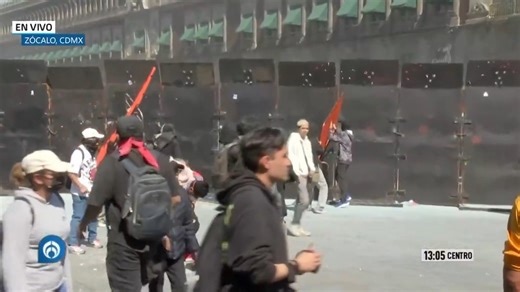 🚨 Presuntos integrantes del bloque negro logran derribar una valla de Palacio Nacional; elementos de seguridad responden con gas para replegarlos. #FórmulaNoticias con Michelle Rivera | Radio Fórmula