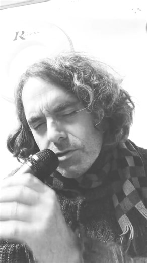 Acoustic guitar with omnidirectional mic?