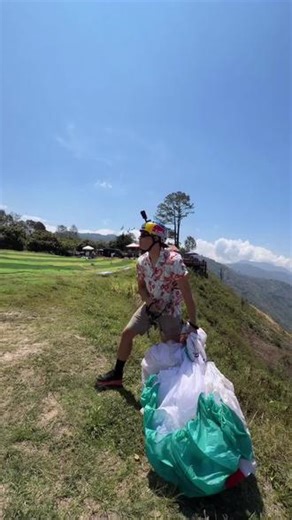投擲即走视频拍摄于危地马拉的 阿蒂特兰湖（Lake Atitlán）。这里是全球著名的滑翔伞胜地，有着绝佳的山湖美景。视频中Victor Carrera（绰号 \"Bicho\"）展示的是标志性的湖畔起跳动作。