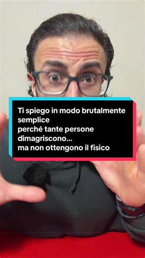 Ti spiego in modo brutalmente semplice perché tante persone dimagriscono… ma non ottengono il fisico che vogliono. Primo livello: mangi meno e ti muovi di più. Risultato? Perdi peso. Sì, funziona. Ma non è detto che il risultato estetico ti piaccia davvero. Perché perdere peso non significa automaticamente perdere soprattutto grasso e non significa mantenere un bel fisico. Secondo livello: mangi meno, ti muovi di più, e aumenti le proteine. Qui le cose iniziano a migliorare davvero. Perché le pr