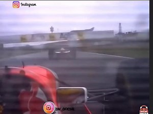 🔴 Donington 1993: 💥 Una delle gare più leggendarie della storia della F1. 🇧🇷 Ayrton Senna passa tutti sull'acqua e va in testa alla corsa nel primo giro! The Magic sembrava correre su pista asciutta, era di un'altro pianeta. ❤️ Rivediamo il suo Onboard. 📸 acelera_ayrton_oficial | BAR Motorsport