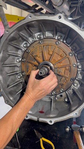 DAVE’S AUTO CENTER Utah - David Bell on Instagram: "Nissan Titan transmission. Mechanics helping mechanics, I love this job👨‍🔧 For brand collaborations see - @pr_davesautocenter"