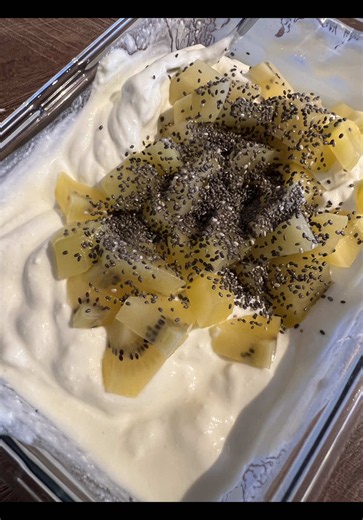 How to Quark, mit Chunky Flavour, zwei gelben Kiwis und ein paar Chiasamen. Nährwerte: 475 kcal Proteine 62 g Kohlenhydrate 50 g Fett 3,3 g Ballaststoffe 4,9 g #gym #fitness #challenge #motivation #foodie