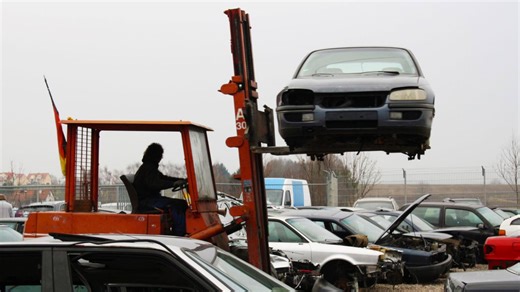 Low-Cost Car Fixes: How We Bought a Scrap Car for €350 and Made It Road-Ready