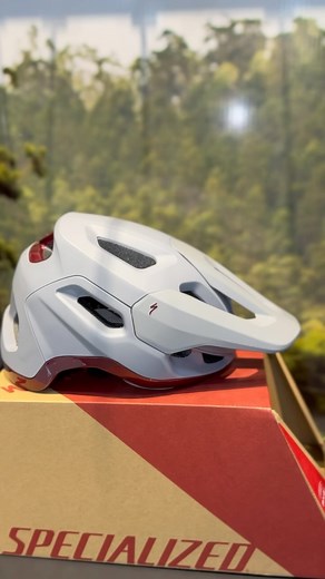 1K views | Conquista cada ruta con el Casco Tactic. Diseñado para un ajuste preciso y máxima ventilación, brinda confianza en cada pedaleo. Disponible en tres colores朗 #CascoTactic #Specialized | Specialized Bicycles | Facebook