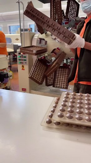 Crispy Chocolat Balls Part 2 from Aeschbach Chocolatier