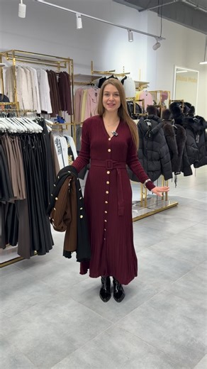 Жіночий одяг/ВИШИВАНКА/Пальта on Instagram: "Найскладніше: обрати лише один колір цієї розкішної сукні ♥️ ⠀ 🎨 Бордо, шоколад, чорний — неймовірної краси базова палітра, до якої не можна лишитися байдужою. Детально продуманий крій підкреслює жіночність фігури та додає благородний шарм вашій статурі. ⠀ • Ціна сукні 1750 грн • Розмір: 44-50 ⠀ Чекатимемо у дірект для оформлення ✨ ⠀"