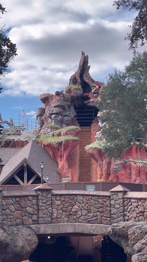 Splash Mountain closing forever January 23 at Disney! 🤯 #Disney #DisneyWorld #Disneyland #DisneyParks #DisneyTikTok #DisneyTok #SplashMountain #PrincessAndTheFrog #DisneyPrincess #PrincessTiana #DisneyRides #MagicKingdom #DisneyTips #DisneySecrets #DisneyAdult #DisneyFamily #DisneyFan #DisneyLife #DisneyNews #DisneyFacts #DisneyPlus
