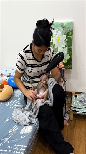 So Lovely! Lala had a jealous expression when Mom took care of Bon the dog #Lala | Lala Update