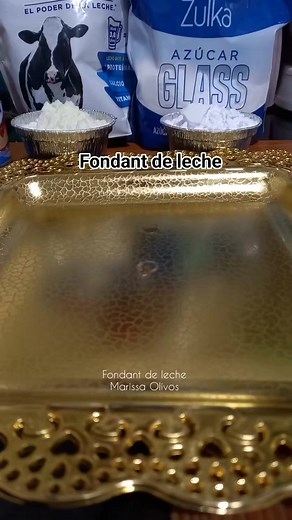 f FONDANT DE LECHE CON 3 INGREDIENTES, MUY RÁPIDO, FACIL DE HACER Y NO EMPALAGA Puedes decorar galletas, cupcakes, bubulubus, mamuts, paletas tipo magnum, cake pops, manzanas, pasteles, mini donas, también puedes colocar encima oblea comestible El mazapán de leche tipo fondant es super manejable, solo necesitas 3 ingredientes: 🛑Leche en polvo 🛑Azúcar glass 🛑Leche condensada Ingredientes: 1/2 taza de azúcar glass cernida 1/2 taza de leche en polvo (alpura, nutrileche, nido. La carnations no fu
