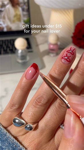 From festive shades to beginner-friendly mani kits, gifts they’ll actually love to use. Cute, fun, and totally gift-ready for anyone on your list. ✨💖 | Le Mini Macaron