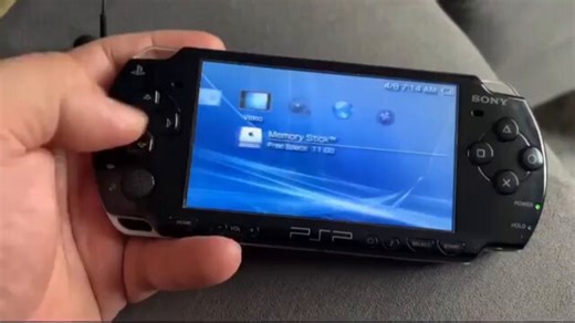 Ah sí, cuando las interfaces de usuario eran sencillas y responsivas incluso en hardware ridículo en comparación con lo que tenemos hoy 🥲 Ahora podemos ver el Menú Inicio de Windows 11 laggear en equipos de 1500 € o MacOS Tahoe teniendo ralentizaciones inexplicables ❤️