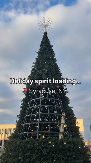 It’s beginning to look a lot like the most wonderful time of the year in Syracuse…👀🎄 Crews with @syracuse1848 are working to put up the city’s beloved tree in Clinton Square. When all the branches are up and the tree is decked, the 42-foot artificial tree will glitter with over 10,000 multi-colored lights. To catch the annual tree lighting in person, stop by Clinton Square at 6 p.m. on Friday, Nov. 28. ✨ 📽️: Samantha House | syracuse.com