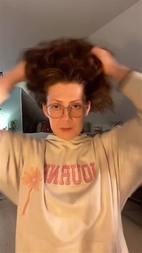 29K views · 164 reactions | Einige sagen Frisur… meine Mama nennt es: Knödel auf‘m Kopf  #frisuren #frisur #frisurentrends #duttfrisur #duttfrisur #haare #locken #naturlocken #janacrämer | Jana Crämer | Facebook
