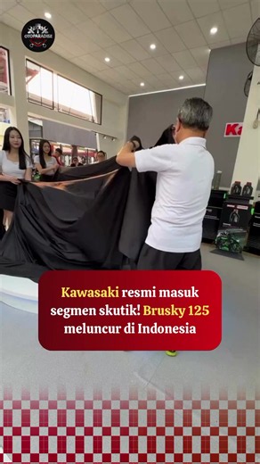 Kawasaki akhirnya resmi menghadirkan motor matik di Indonesia, yakni Kawasaki Modenas Brusky 125. Motor ini merupakan hasil kolaborasi antara Kawasaki dan Modenas Malaysia yang menyasar segmen skutik harian dengan desain sporty dan fitur modern. Brusky 125 dibekali mesin 125cc SOHC Fuel Injection yang mampu menghasilkan tenaga 9,5 PS dan torsi 10 Nm. Selain itu, motor ini juga menawarkan tangki bahan bakar 5,1 liter, bagasi luas 14 liter, serta USB Power Socket untuk menunjang kebutuhan pengenda
