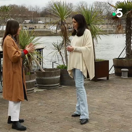 Bonjour, à travers son court métrage intitulé "Glacier", Camille Etienne, une activiste écologiste de 24 ans, a pour objectif d'ouvrir les consciences en rendant hommage à ceux qui sont les premiers témoins du réchauffement climatique : les glaciers. En filmant un orchestre de trente-cinq musiciens au pied d’un glacier en Savoie, Camille Etienne a un but : sensibiliser à la fonte des neiges éternelles. A découvrir demain 11h45 dans Silence ça pousse sur France 5 | Silence ça pousse