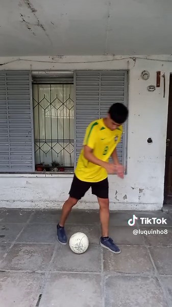 Tutorial levantada de Ronaldinho ⚽️🤙🏾 #tutorial #futbol #ronaldinho #Viral #parati
