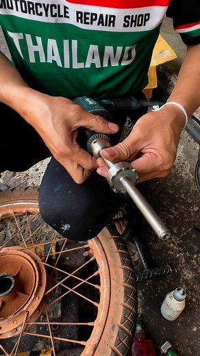 681K views · 3.1K reactions | I solved the problem of loose ball bearings easily. #งาน เจาะ ซ่อม เบ้า ลูกปืน หลวม แบบ ง่ายๆ #ช่างหงุ่น ปากคาด | องุ่น สีพิไชย | Facebook