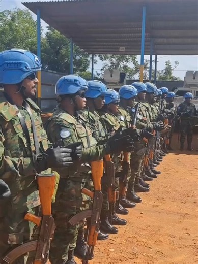 Si Kinshasa décidait de changer la Constitution sans l'est du pays... et qu'ils auront imposé la soudanisation du pays de fait...J'espère que les RDF pourront collaborer avec le nouveau pays Congo-Oriental, et partager la formation avec la nouvelle armée issue de ARC de AFC/M23. Regardez cette armée !!!