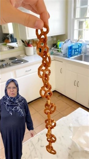 I TRIED THE Trick of Making Cracker Chains with Spit! #hayriyeanane #shorts