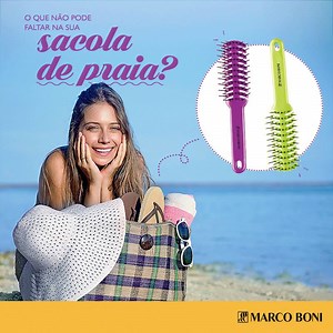 Você sabia que a Marco Boni tem acessórios super práticos para você continuar cuidando da sua beleza à beira-mar? Marque aqui aquela amiga que sempre leva tanta coisa, que mal cabe na sacola de praia. 😅🌴🏖 . . #PraCegoVer: Imagem com o texto “O que não pode faltar na sua sacola de praia?” sobre a foto de uma moça na praia. Do lado direito, um círculo branco destaca os produtos Marco Boni se alternando no gif animado: Kit pente e espelho e escovas Pop Line. No canto inferior direito, o logo Mar