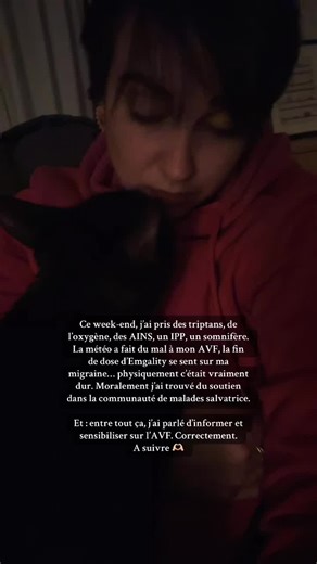 Ce week-end, j’ai pris des triptans, de l’oxygène, des AINS, un IPP, un somnifère. La météo a fait du mal à mon AVF, la fin de dose d’Emgality se sent sur ma migraine… physiquement c’était vraiment dur. Moralement j’ai trouvé du soutien dans la communauté de malades salvatrice. Et : entre tout ça, j’ai parlé d’informer et sensibiliser sur l’AVF. Correctement. A suivre 🫶🏻