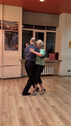 Mūsdienās Argentīnas Tango viena no burvībām ir tas, ka sieviete var būt gan sekotāja, gan līdere. | El Abrazo Argentīnas Tango