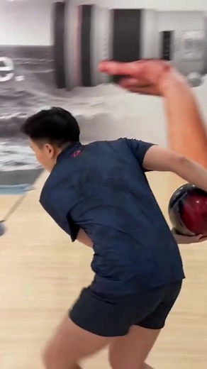 2 Handed Showdown.... WAAAHHHH! Full Video Available On YouTube @th3bowlingtrio #bowling #athletes #sports #oneteamsg #rotogrip #squadrg #th3bowlingtrio #turbogrips #viseinserts #driventobowl #choiceofchampions