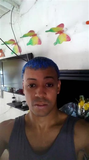 Chico Gel: Transformación de Pelo Azul en Clase